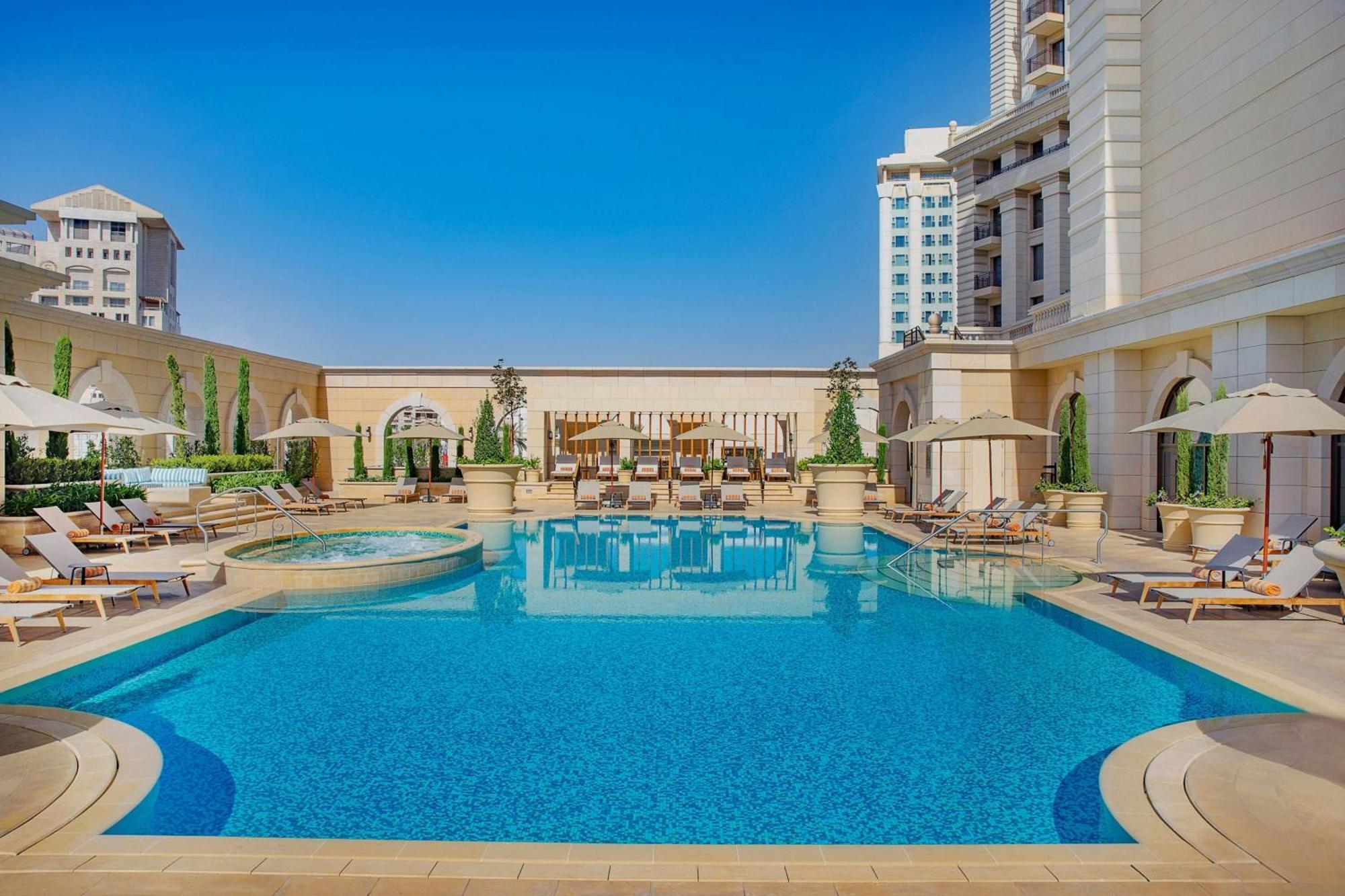 The Ritz-Carlton, Amman Hotel Екстериор снимка The pool at the hotel