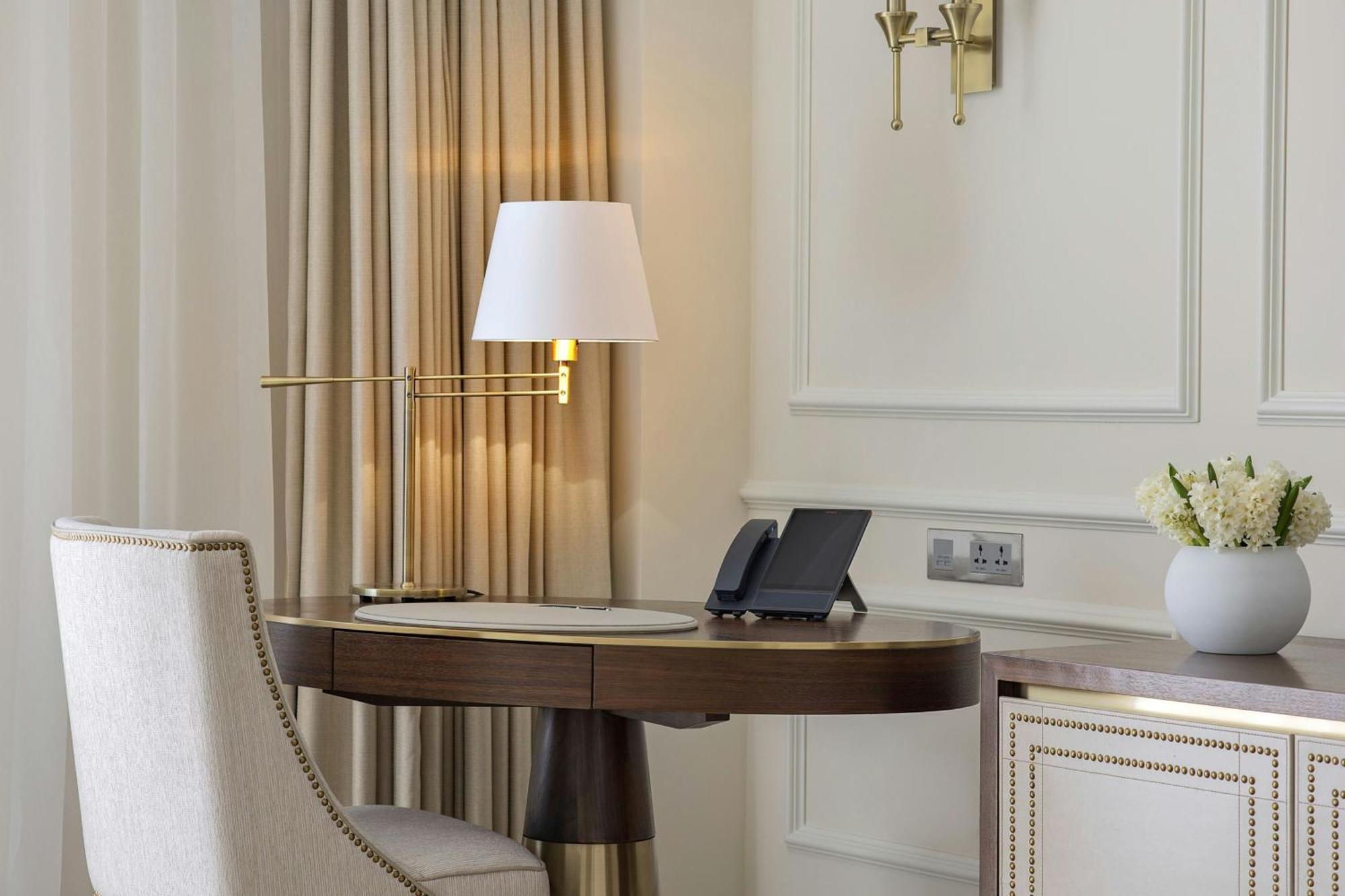 The Ritz-Carlton, Amman Hotel Екстериор снимка A table lamp