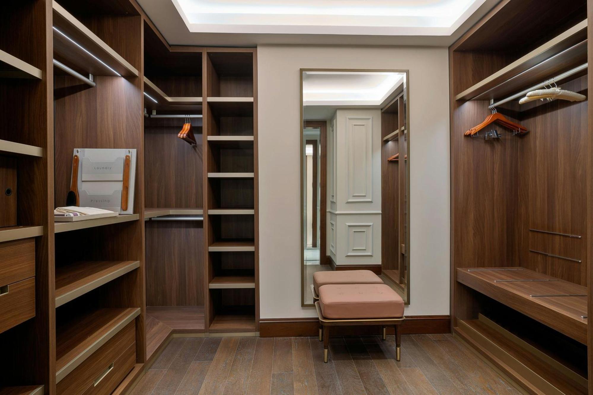 The Ritz-Carlton, Amman Hotel Екстериор снимка A walk-in closet