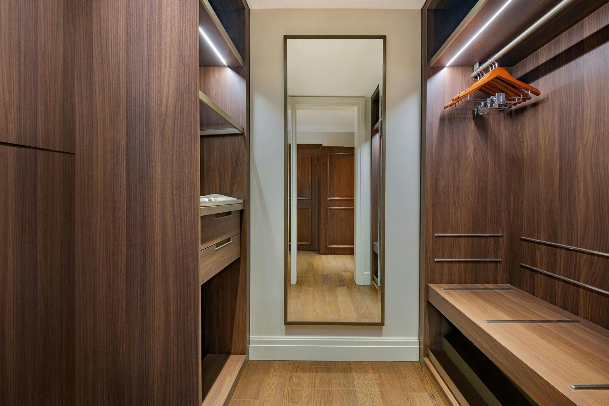 The Ritz-Carlton, Amman Hotel Екстериор снимка A walk-in closet